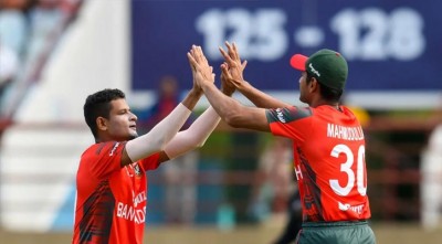 চেপে ধরেছেন বোলাররা, উইকেট পেয়েছেন মোস্তাফিজ